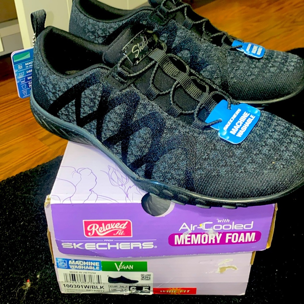 NWT SKECHERS Relaxed Fit® Breathe Easy Infi-Knity Women's Slip-On Shoes